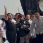 Prabowo Lepas Baju dan Lempar ke Buruh. (Suara.com/Bagaskara) 