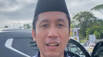 Anggota Komisi IV DPRD Kalteng, Okki Maulana, usai salat Idul Adha 2026 di Masjid Agung Kubah Kecubung Darurrahman. Foto:1tulah.com