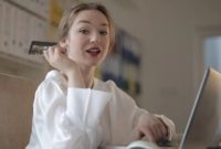 Ilustrasi tren belanja dengan paylater (Pexels/Andrea Piacquadio)