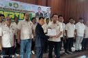 Joni Nekad Ketua Pertina Barsel periode 2026-2030 (foto kanan) baru saja dilantik saat menerima SK kepengurusan, Sabtu (9/5/2026). Foto. Alifansyah/1tulah.com