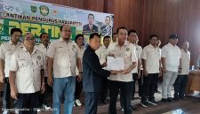 Joni Nekad Ketua Pertina Barsel periode 2026-2030 (foto kanan) baru saja dilantik saat menerima SK kepengurusan, Sabtu (9/5/2026). Foto. Alifansyah/1tulah.com