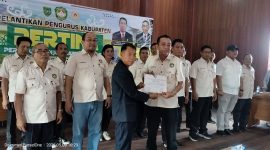 Joni Nekad Ketua Pertina Barsel periode 2026-2030 (foto kanan) baru saja dilantik saat menerima SK kepengurusan, Sabtu (9/5/2026). Foto. Alifansyah/1tulah.com