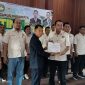 Joni Nekad Ketua Pertina Barsel periode 2026-2030 (foto kanan) baru saja dilantik saat menerima SK kepengurusan, Sabtu (9/5/2026). Foto. Alifansyah/1tulah.com