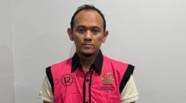 Tersangka berinisial MJE dalam perkara dugaan tindak pidana korupsi penyimpangan dalam pengelolaan pertambangan PT AKT (Asmin Koalindo Tuhup) di Kabupaten Murung Raya, Kalimantan Tengah, pada tahun 2016–2025. ANTARA/HO-Kejaksaan Agung RI
