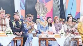 Wakil Ketua I DPRD Kalteng, Riska Agustin (paling kanan) saat menghadiri Karnaval Budaya FBIM 2026 dan Hari Jadi ke-69 Provinsi Kalimantan Tengah di Bundaran Besar, Palangka Raya, Minggu pagi (17/5/2026).Foto:1tulah.com