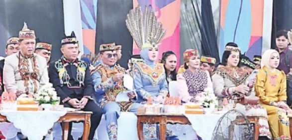 Wakil Ketua I DPRD Kalteng, Riska Agustin (paling kanan) saat menghadiri Karnaval Budaya FBIM 2026 dan Hari Jadi ke-69 Provinsi Kalimantan Tengah di Bundaran Besar, Palangka Raya, Minggu pagi (17/5/2026).Foto:1tulah.com