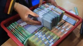 Ilustrasi nilai tukar rupiah ditutup terhadap dolar AS sempat sentuh Rp17.500. [Antara] 