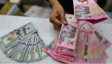 Ilustrasi Rupiah keok di hadapan dolar. [Antara]
