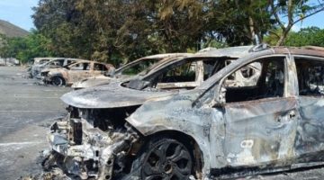 Kondisi kendaraan yang terbakar di Stadion Lukas Enembe setelah pertandingan babak play off antara Persipura Jayapura melawan Adhiyaksa FC di Stadion Lukas Enembe, Jayapura, Jumat (8/5/2026). ANTARA/Ardiles Leloltery 