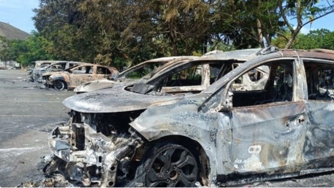 Kondisi kendaraan yang terbakar di Stadion Lukas Enembe setelah pertandingan babak play off antara Persipura Jayapura melawan Adhiyaksa FC di Stadion Lukas Enembe, Jayapura, Jumat (8/5/2026). ANTARA/Ardiles Leloltery 