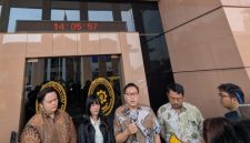 KontraS bersama TAUD atas nama Andrie Yunus mengirim surat penolakan pemeriksaan sebagai saksi korban penyiraman air keras di Pengadilan Militer II-08 Jakarta, Senin (11/5/2026). [Suara.com/Adiyoga] 