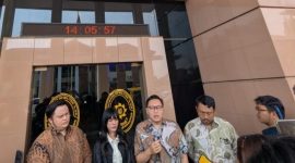 KontraS bersama TAUD atas nama Andrie Yunus mengirim surat penolakan pemeriksaan sebagai saksi korban penyiraman air keras di Pengadilan Militer II-08 Jakarta, Senin (11/5/2026). [Suara.com/Adiyoga] 