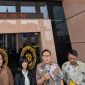 KontraS bersama TAUD atas nama Andrie Yunus mengirim surat penolakan pemeriksaan sebagai saksi korban penyiraman air keras di Pengadilan Militer II-08 Jakarta, Senin (11/5/2026). [Suara.com/Adiyoga] 