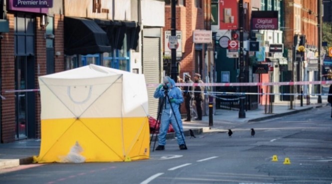 Seorang pria berusia 25 tahun berjuang antara hidup dan mati setelah menjadi korban penembakan dari mobil yang melintas di kawasan Brixton, London Selatan, pada Sabtu dini hari waktu setempat. [Istimewa] 
