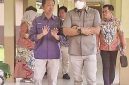 Wakil Ketua Komisi III DPRD Kalteng, Tommy Irawan (kanan) berbincang dengan perwakilan Dinkes Kalteng saat berkunjung ke RSUD dr H Soemar- no Sosroatmodjo Kuala Kapuas, baru-baru ini.(Istimewa)