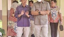 Wakil Ketua Komisi III DPRD Kalteng, Tommy Irawan (kanan) berbincang dengan perwakilan Dinkes Kalteng saat berkunjung ke RSUD dr H Soemar- no Sosroatmodjo Kuala Kapuas, baru-baru ini.(Istimewa)