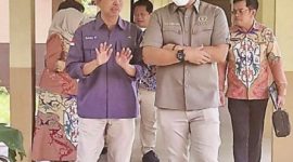 Wakil Ketua Komisi III DPRD Kalteng, Tommy Irawan (kanan) berbincang dengan perwakilan Dinkes Kalteng saat berkunjung ke RSUD dr H Soemar- no Sosroatmodjo Kuala Kapuas, baru-baru ini.(Istimewa)