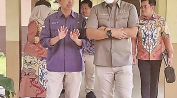 Wakil Ketua Komisi III DPRD Kalteng, Tommy Irawan (kanan) berbincang dengan perwakilan Dinkes Kalteng saat berkunjung ke RSUD dr H Soemar- no Sosroatmodjo Kuala Kapuas, baru-baru ini.(Istimewa)