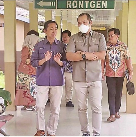 Wakil Ketua Komisi III DPRD Kalteng, Tommy Irawan (kanan) berbincang dengan perwakilan Dinkes Kalteng saat berkunjung ke RSUD dr H Soemar- no Sosroatmodjo Kuala Kapuas, baru-baru ini.(Istimewa)