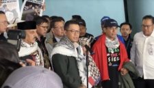 Menteri Luar Negeri RI, Sugiono menyambut kepulangan sembilan warga negara Indonesia (WNI) yang sempat disekap oleh tentara zionis Israel. [Suara.com/Faqih] 