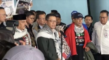 Menteri Luar Negeri RI, Sugiono menyambut kepulangan sembilan warga negara Indonesia (WNI) yang sempat disekap oleh tentara zionis Israel. [Suara.com/Faqih] 