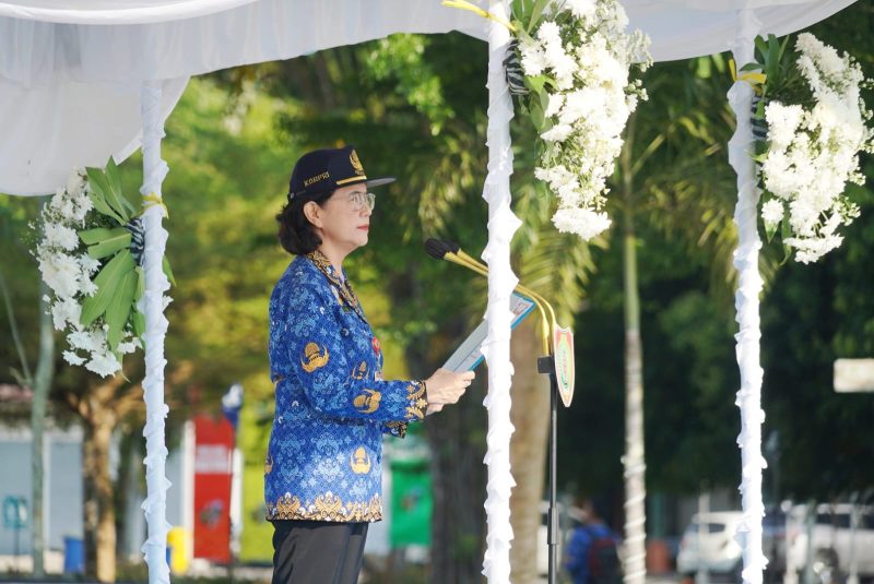 Pj. Sekda Kalimantan Tengah Linae Victoria Aden memimpin upacara Hari Lahir Pancasila 2026 di Halaman Kantor Gubernur Kalteng Palangka Raya bersama jajaran ASN Pemerintah Provinsi Kalimantan Tengah. Senin (1/6/26)