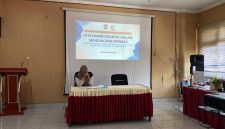 Narasumber Diskominfosantik Provinsi Kalimantan Tengah, Rikah Mustika, memaparkan peran komunikasi publik dan literasi digital dalam mendukung kampanye Gerakan Masyarakat Hidup Sehat (GERMAS) pada kegiatan koordinasi dan pembinaan teknis Dinas Kesehatan Kabupaten/Kota di Bapelkes Provinsi Kalimantan Tengah, Rabu (3/6/26).