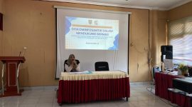 Narasumber Diskominfosantik Provinsi Kalimantan Tengah, Rikah Mustika, memaparkan peran komunikasi publik dan literasi digital dalam mendukung kampanye Gerakan Masyarakat Hidup Sehat (GERMAS) pada kegiatan koordinasi dan pembinaan teknis Dinas Kesehatan Kabupaten/Kota di Bapelkes Provinsi Kalimantan Tengah, Rabu (3/6/26).