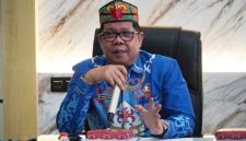 Staf Ahli Gubernur Kalimantan Tengah Bidang Pemerintahan, Hukum, dan Politik Darliansjah memimpin rapat pembahasan penawaran kerja sama antara Pemerintah Provinsi Kalimantan Tengah dan Pemerintah Provinsi Kalimantan Selatan di Ruang Rapat Biro Pemerintahan dan Otonomi Daerah, Kamis (4/6/26).