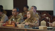 Asisten Administrasi Umum Setda Provinsi Kalimantan Tengah Sunarti menghadiri Rapat Badan Musyawarah (Banmus) DPRD Provinsi Kalimantan Tengah di Ruang Rapat Gabungan DPRD Kalteng, Palangka Raya, Senin (8/6/26).