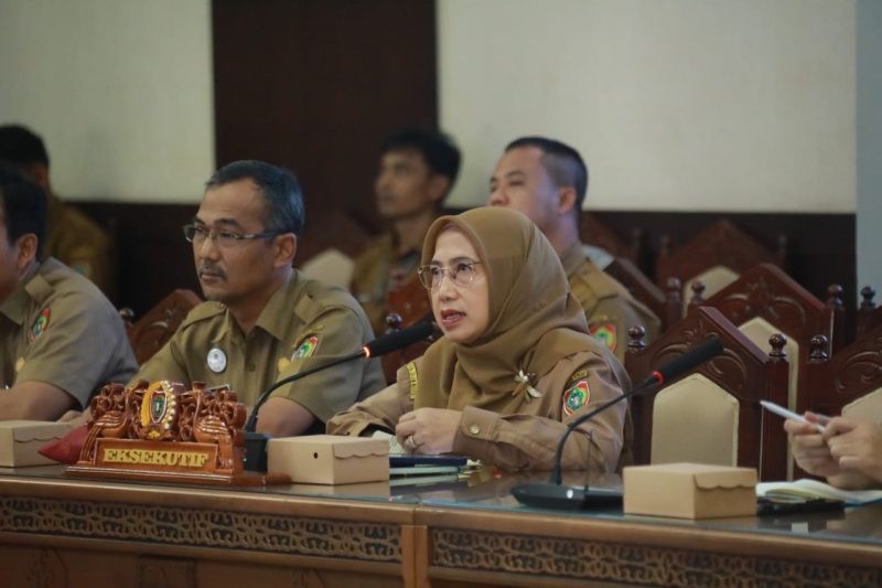 Asisten Administrasi Umum Setda Provinsi Kalimantan Tengah Sunarti menghadiri Rapat Badan Musyawarah (Banmus) DPRD Provinsi Kalimantan Tengah di Ruang Rapat Gabungan DPRD Kalteng, Palangka Raya, Senin (8/6/26).