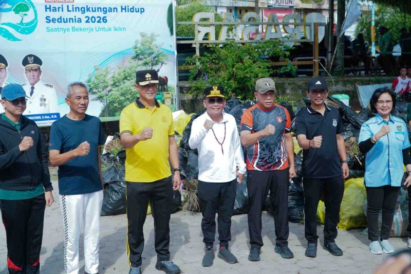 Gubernur Kalimantan Tengah Agustiar Sabran didampingi Pj. Sekda Linae Victoria Aden meninjau aksi korvei dan bersih-bersih lingkungan di kawasan Pasar Kahayan, Palangka Raya, dalam rangka Hari Lingkungan Hidup Sedunia Tahun 2026. (6/6/26)