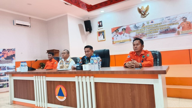 Kepala Pelaksana BPB-PK Provinsi Kalimantan Tengah Ahmad Toyib membuka secara resmi Bimbingan Teknis Pengembangan Kapasitas Tim Reaksi Cepat (TRC) Penanggulangan Bencana Tahun 2026 dengan fokus Manajemen Pengungsi di Aula Kantor BPB-PK Kalteng, Palangka Raya, Kamis (11/6/26).