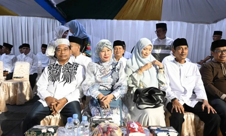 Ketua Komisi III DPRD Barito Utara, DR. H. Tajer beserta anggota lainya menghadiri Pawai Tanglong. Dok/foto: Setwan