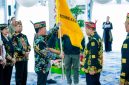 Gubernur Kalimantan Tengah Agustiar Sabran menyerahkan bendera kontingen secara simbolis kepada Ketua Umum LPPD Kalimantan Tengah Guntur Talajan saat pelepasan Kontingen PESPARAWI Nasional XIV menuju Manokwari, Papua Barat, di Istana Isen Mulang, Palangka Raya, Minggu (14/6/26).