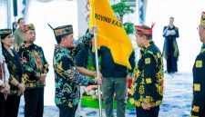Gubernur Kalimantan Tengah Agustiar Sabran menyerahkan bendera kontingen secara simbolis kepada Ketua Umum LPPD Kalimantan Tengah Guntur Talajan saat pelepasan Kontingen PESPARAWI Nasional XIV menuju Manokwari, Papua Barat, di Istana Isen Mulang, Palangka Raya, Minggu (14/6/26).