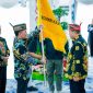 Gubernur Kalimantan Tengah Agustiar Sabran menyerahkan bendera kontingen secara simbolis kepada Ketua Umum LPPD Kalimantan Tengah Guntur Talajan saat pelepasan Kontingen PESPARAWI Nasional XIV menuju Manokwari, Papua Barat, di Istana Isen Mulang, Palangka Raya, Minggu (14/6/26).