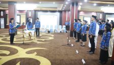 Pj. Sekretaris Daerah Provinsi Kalimantan Tengah Linae Victoria Aden memimpin prosesi pengambilan sumpah/janji Pegawai Negeri Sipil (PNS) di Aula Jayang Tingang, Kantor Gubernur Kalteng, Rabu (17/6/26).
