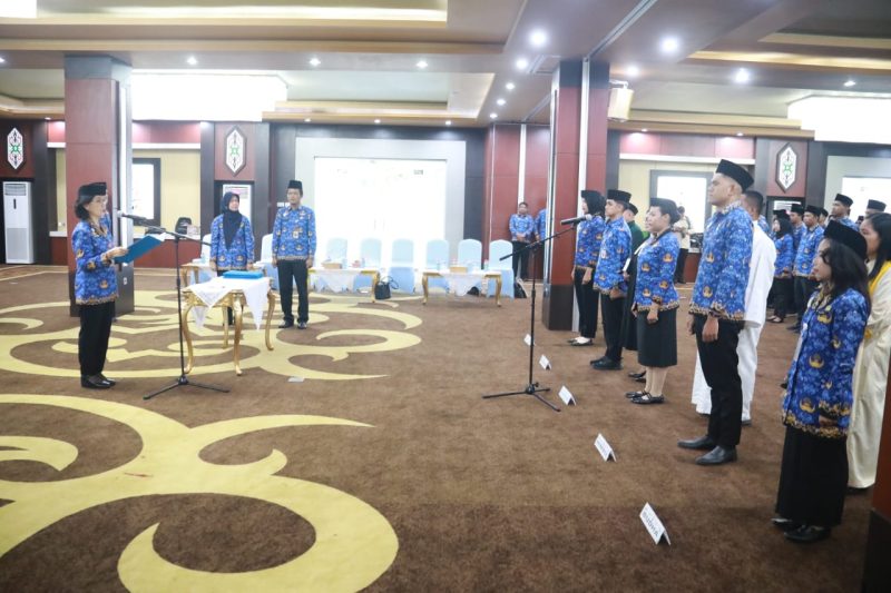 Pj. Sekretaris Daerah Provinsi Kalimantan Tengah Linae Victoria Aden memimpin prosesi pengambilan sumpah/janji Pegawai Negeri Sipil (PNS) di Aula Jayang Tingang, Kantor Gubernur Kalteng, Rabu (17/6/26).