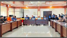 Kepala DPMPTSP Provinsi Kalimantan Tengah Sutoyo membuka kegiatan Sosialisasi dan Bimbingan Teknis Implementasi Perizinan Berusaha Berbasis Risiko (PBBR) yang diikuti sekitar 180 pelaku usaha di Aula DESDM Provinsi Kalimantan Tengah, Palangka Raya, Rabu (17/6/26).