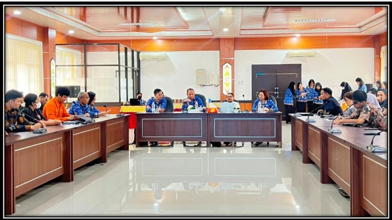 Kepala DPMPTSP Provinsi Kalimantan Tengah Sutoyo membuka kegiatan Sosialisasi dan Bimbingan Teknis Implementasi Perizinan Berusaha Berbasis Risiko (PBBR) yang diikuti sekitar 180 pelaku usaha di Aula DESDM Provinsi Kalimantan Tengah, Palangka Raya, Rabu (17/6/26).
