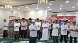 Sekretariat DPRD Barito Utara gelar Sholat Subuh berjamaah di Rujab Bupati. Ist