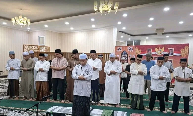 Sekretariat DPRD Barito Utara gelar Sholat Subuh berjamaah di Rujab Bupati. Ist