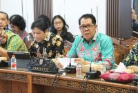 Staf Ahli Gubernur Bidang Pemerintahan, Hukum, dan Politik Darliansjah mewakili Pj. Sekda Provinsi Kalimantan Tengah menghadiri Rapat Dengar Pendapat Komisi I DPRD Provinsi Kalimantan Tengah bersama Bank Kalteng yang membahas hasil RUPS Tahun Buku 2025 serta evaluasi program kerja tahun 2026 guna mendukung peningkatan layanan perbankan dan Program Huma Betang Sejahtera. (18/6/26)