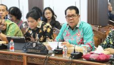 Staf Ahli Gubernur Bidang Pemerintahan, Hukum, dan Politik Darliansjah mewakili Pj. Sekda Provinsi Kalimantan Tengah menghadiri Rapat Dengar Pendapat Komisi I DPRD Provinsi Kalimantan Tengah bersama Bank Kalteng yang membahas hasil RUPS Tahun Buku 2025 serta evaluasi program kerja tahun 2026 guna mendukung peningkatan layanan perbankan dan Program Huma Betang Sejahtera. (18/6/26)