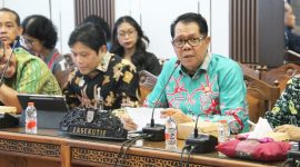 Staf Ahli Gubernur Bidang Pemerintahan, Hukum, dan Politik Darliansjah mewakili Pj. Sekda Provinsi Kalimantan Tengah menghadiri Rapat Dengar Pendapat Komisi I DPRD Provinsi Kalimantan Tengah bersama Bank Kalteng yang membahas hasil RUPS Tahun Buku 2025 serta evaluasi program kerja tahun 2026 guna mendukung peningkatan layanan perbankan dan Program Huma Betang Sejahtera. (18/6/26)