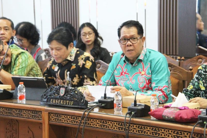 Staf Ahli Gubernur Bidang Pemerintahan, Hukum, dan Politik Darliansjah mewakili Pj. Sekda Provinsi Kalimantan Tengah menghadiri Rapat Dengar Pendapat Komisi I DPRD Provinsi Kalimantan Tengah bersama Bank Kalteng yang membahas hasil RUPS Tahun Buku 2025 serta evaluasi program kerja tahun 2026 guna mendukung peningkatan layanan perbankan dan Program Huma Betang Sejahtera. (18/6/26)