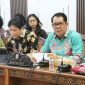 Staf Ahli Gubernur Bidang Pemerintahan, Hukum, dan Politik Darliansjah mewakili Pj. Sekda Provinsi Kalimantan Tengah menghadiri Rapat Dengar Pendapat Komisi I DPRD Provinsi Kalimantan Tengah bersama Bank Kalteng yang membahas hasil RUPS Tahun Buku 2025 serta evaluasi program kerja tahun 2026 guna mendukung peningkatan layanan perbankan dan Program Huma Betang Sejahtera. (18/6/26)