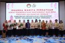 Ketua DWP DPMD Provinsi Kalimantan Tengah Ny. Lisda Arriyana Aryawan menyerahkan secara simbolis bibit cabai rawit kepada anggota DWP dalam kegiatan Sosialisasi Pemanfaatan Pekarangan untuk Ketahanan Pangan Keluarga di Aula DPMD Provinsi Kalimantan Tengah, Kamis (18/6/26).