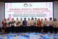 Ketua DWP DPMD Provinsi Kalimantan Tengah Ny. Lisda Arriyana Aryawan menyerahkan secara simbolis bibit cabai rawit kepada anggota DWP dalam kegiatan Sosialisasi Pemanfaatan Pekarangan untuk Ketahanan Pangan Keluarga di Aula DPMD Provinsi Kalimantan Tengah, Kamis (18/6/26).